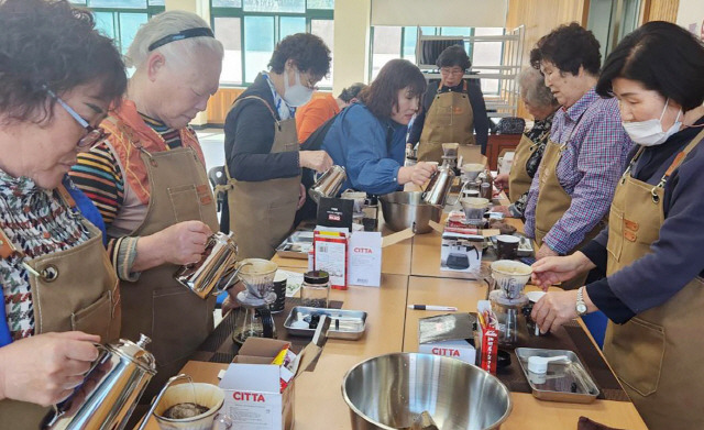 ▲ 철원군 서면지역 어르신들이 서면사무소에서 커피수업을 받고 있다.