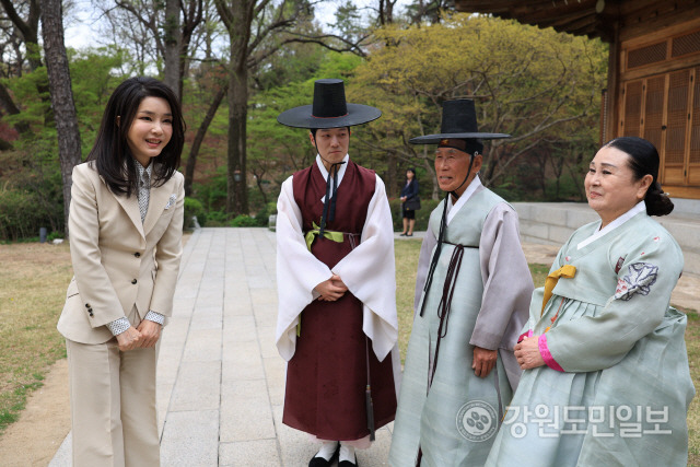 ▲ 김건희 여사가 지난 4일 청와대 상춘재에서 국가무형문화재 전통공연·예술 분야 전승자와 만나 반갑게 인사를 나누고 있다. 사진/대통령실 공동취재단