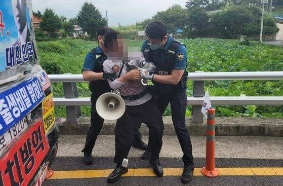 2022년 8월 16일 오전 문재인 전 대통령 사저가 있는 양산 하북면 평산마을 앞 도로에서 흉기를 휘두른 60대 남성이 경찰에 체포되고 있다. /사진=뉴스1