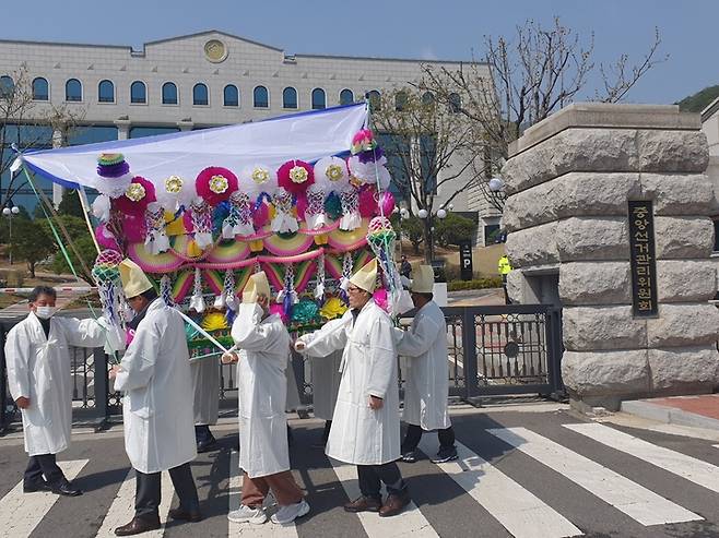 [과천=뉴시스]이동민 기자 = 전북 순창군 구림농협 교통사고 피해자가족협의회는 7일 선관위 정문 앞에서 상복을 입고 상여를 옮기는 퍼포먼스를 진행했다.(피해자가족협의회 제공) *재판매 및 DB 금지