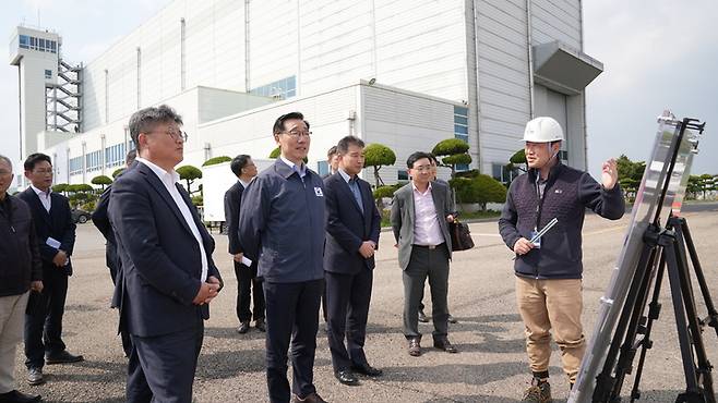 어명소 국토교통부 제2차관이 7일 전남 고흥 국가종합성능비행시험장을 방문해 전라남도 및 고흥군 관계자들과 함께 올해 8월부터 본격적으로 시작되는 K-UAM 그랜드챌린지 1단계 준비 상황을 점검하고 있다.(사진 제공=국토부) *재판매 및 DB 금지