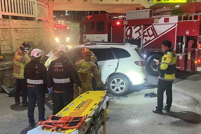 지난달 8일 오전 4시 58분쯤 강원 동해시 구호동에서 육군 원사 A씨가 몰던 차량이 축대를 들이 받아 동승자 아내 B씨가 사망했다. 강원소방본부 제공