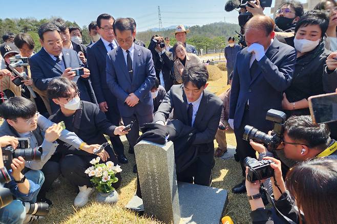 고 전두환씨의 손자 전우원씨가 31일 국립 5·18 민주묘지를 찾아 참배했다. 박요진 기자