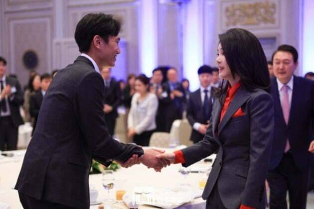 ▲김건희 영부인이 지난달 23일 복지노동 현장 종사자 초청 오찬에서 참석자와 악수하는 모습. ⓒ대통령실 제공