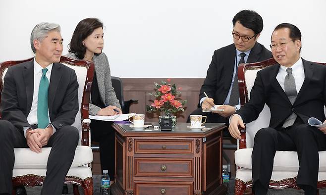 권영세 통일부 장관과 미국 측 북핵 수석대표인 성 김 미 국무부 대북 특별대표가 7일 정부서울청사에서 만나 환담하고 있다. 연합뉴스