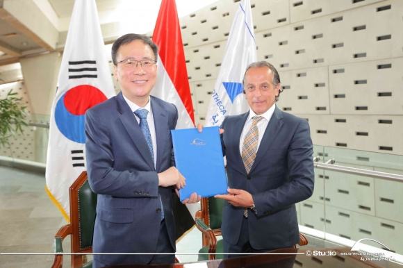 국립한글박물관과 알렉산드리아 도서관의 업무협약 체결 기념사진. 국립한글박물관 제공