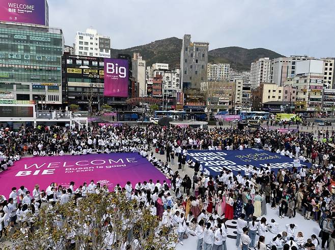 4일 부산역 광장에서 시민 등 5500여명의 인파가 2030부산세계박람회 유치를 위한 행사를 하고 있다. ⓒ시사저널 김동현