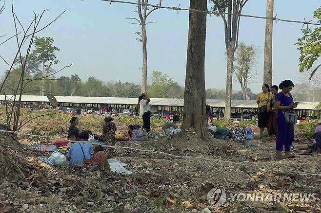 태국으로 피신한 미얀마 주민들 [AP 연합뉴스 자료사진. 재판매 및 DB 금지]