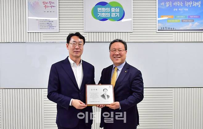 지난 7일 화성시청에서 시석중 경기신보 이사장이 정명근 화성시장에게 출연실적 우수 시군 감사패를 전달하고 있다.(사진=경기신용보증재단)