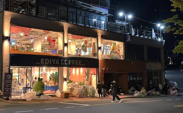 - 오픈 6시간 전인데 이디야 부산 달맞이점 로스트아크 팝업스토어 앞에 많은 유저가 대기 중이다