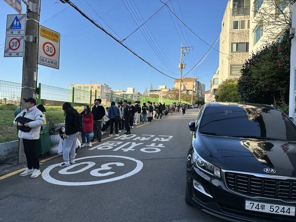 - 모코코 팝업스토어 후면 풍경(오전 7시 기준 대기열: 311명)