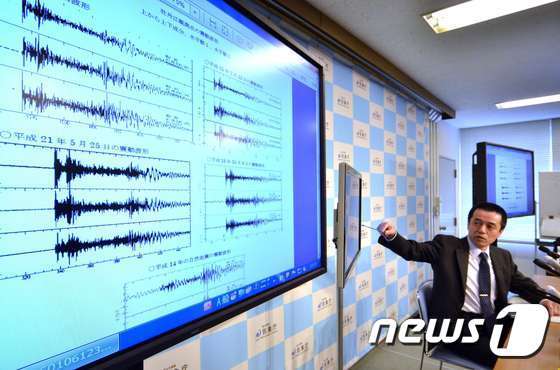 일본기상청이 6일 북한이 수소폭탄을 이용한 4차 핵실험을 감행했다고 발표한 뒤 북한 양강도에서 발생한 지진의 파형에 대해 분석하고 있다.<자료 사진>ⓒ AFP=뉴스1 ⓒ News1 손미혜 기자