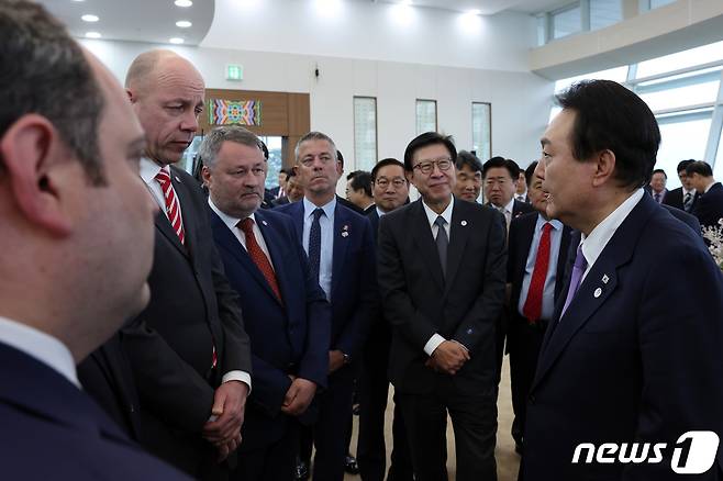 윤석열 대통령이 6일 오후 부산 해운대구 누리마루 APEC하우스에서 열린 국제박람회기구(BIE) 실사단 환송 만찬에서 파트릭 슈페히트 실사단장 등 참석자들과 대화하고있다. (대통령실 제공) ⓒ News1 오대일 기자