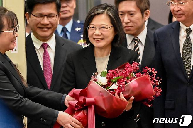 차이잉원 대만 총통이 7일(현지시간) 미국을 경유한 중미 순방을 마치고 타오위안 국제 공항에 도착해 꽃다발을 받고 있다. ⓒ AFP=뉴스1 ⓒ News1 우동명 기자