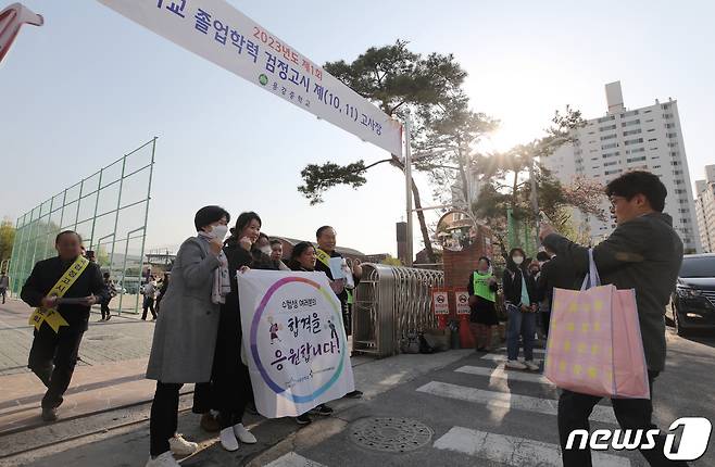 올해 첫 초·중·고졸 학력인정 검정고시 실시일인 8일 오전 서울 용산구 용강중학교에 마련된 고사장에서 수험생들이 시험 전 기념촬영을 하고 있다. 이번 검정고시에는 초졸 525명, 중졸 962명, 고졸 3412명 등 총 4899명이 응시한다. 2023.4.8/뉴스1 ⓒ News1 구윤성 기자