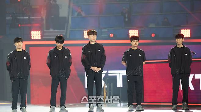 KT 롤스터 선수들이 8일 서울 잠실 실내체육관에서 열린 LCK 스프링 플레이오프 최종 결승진출전 경기에 앞서 팬들에게 인사를 하고 있다. 잠실=김민규 기자 kmg@sportsseoul.com