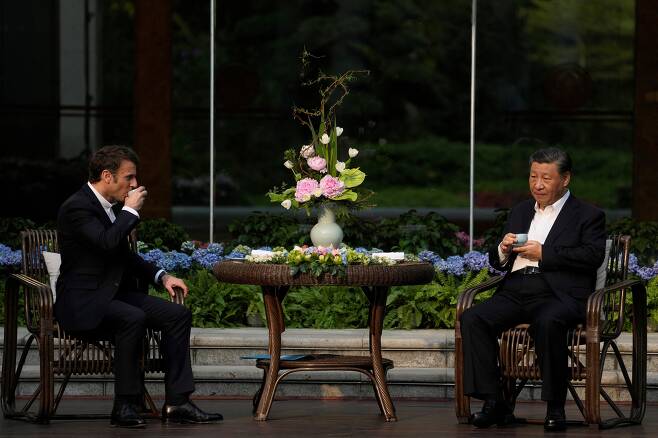 시진핑의 갈라치기… 마크롱에 이례적 이틀 연속 만찬 - 에마뉘엘 마크롱(왼쪽) 프랑스 대통령과 시진핑 중국 주석이 7일 광둥성 광저우의 한 호텔에서 차를 나누고 있다. 광저우는 베이징으로부터 거의 2000㎞ 떨어진 곳이다. 두 정상은 전날 베이징 인민대회당에서 정상회담과 만찬을 함께 한 데 이어 이날도 비공개 만찬을 가졌다. 시진핑이 이틀 연속 외국 정상을 환대하는 건 드문 일이다. /로이터 뉴스1