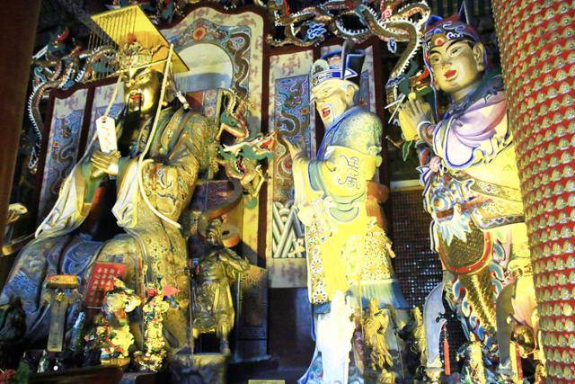 관림 계성전의 금빛 관우상. 오른쪽은 요화와 관평이다. ⓒ최종명