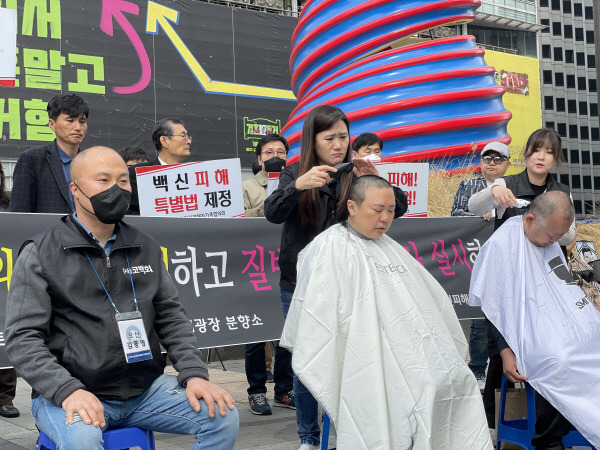 지난달 25일 코로나19 백신 피해보상전문위원회 해체와 질병청 국정감사를 촉구하는 기자회견장에서 삭발식에 참여한 백신 피해자가 눈물을 흘리고 있다. 코백회 제공