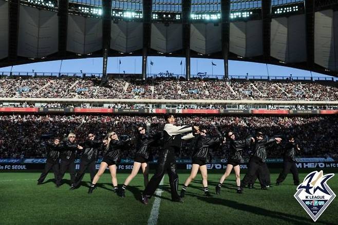 하프 타임 공연을 펼친 임영웅.   프로축구연맹