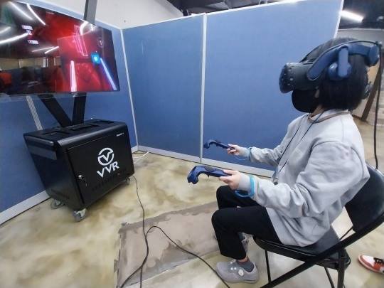 캠프에 참가한 장애인이 VR, AR 체험 프로그램에 참여하고 있다.