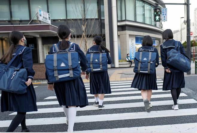 남녀 구분을 최소화한 젠더리스 교복을 도입하는 일본의 중고등학교들이 증가하고 있다. 일본 교복의 상징처럼 여겨지던 가쿠란, 세라복은 사라지고 대신 남녀가 똑같이 셔츠와 자켓을 입고, 심지어 리본과 넥타이까지 성별 무관하게 선택토록하는 학교들이 늘고 있는 추세다. [AFP]