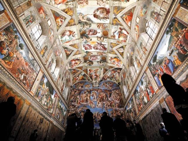 바티칸시국의 시스티나 성당을 찾은 방문객들이 미켈란젤로의 벽화 ‘천지창조’와 ‘최후의 심판’을 관람하고 있다. [AP]