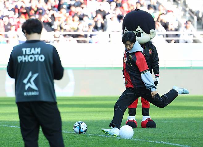 가수 임영웅이 8일 오후 서울월드컵경기장에서 열린 2023 프로축구 K리그1 대구FC와 FC서울의 경기에 앞서 시축하고 있다. [연합]