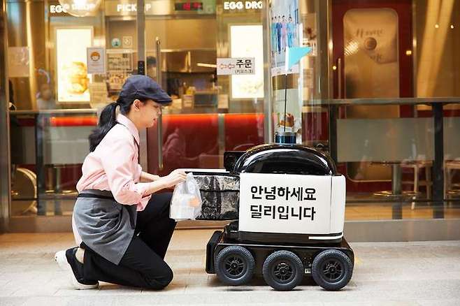 우아한형제들이 광교 엘리웨이에서 서비스 중인 배송 로봇 서비스 (사진=우아한형제들 제공) *재판매 및 DB 금지