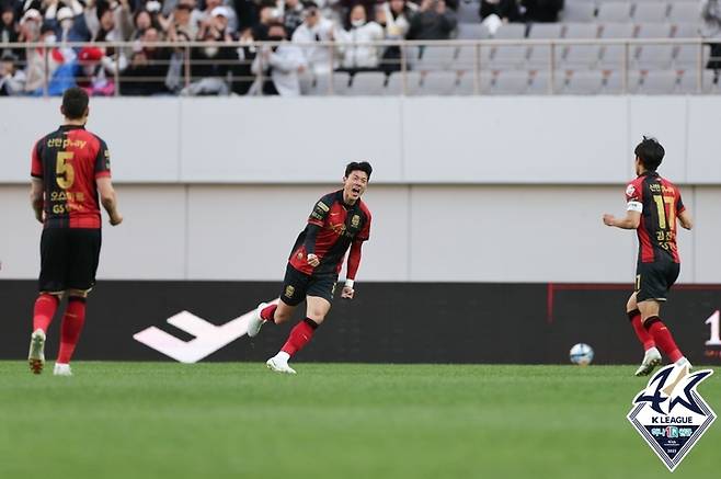 [서울=뉴시스]프로축구 FC서울 황의조 복귀골. (사진=프로축구연맹 제공)