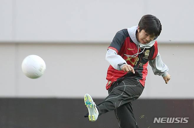 [서울=뉴시스] 김선웅 기자 = 가수 임영웅이 8일 서울 마포구 서울월드컵경기장에서 열린 프로축구 K리그1 FC서울과 대구FC의 경기 시작 전 시축을 하고 있다. 2023.04.08. mangusta@newsis.com
