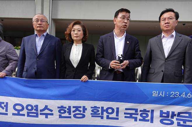 더불어민주당 '후쿠시마 원전 오염수 대책단'(대책단) 소속 의원들이 지난 4월6일 일본 도쿄에 있는 도쿄전력 본사 앞에서 기자회견 하고 있다. 사진 왼쪽부터 대책단의 윤재갑·양이원영·위성곤·윤영덕 의원 ⓒ연합뉴스