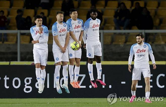 프리킥을 막아내는 김민재 [로이터=연합뉴스]