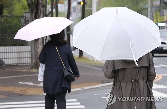 비 오는 출근길 (대전=연합뉴스) 강수환 기자 = 봄비가 내리는 6일 오전 대전 서구 둔산동에서 시민들이 우산을 쓰고 출근하고 있다. 2023.4.6 swan@yna.co.kr