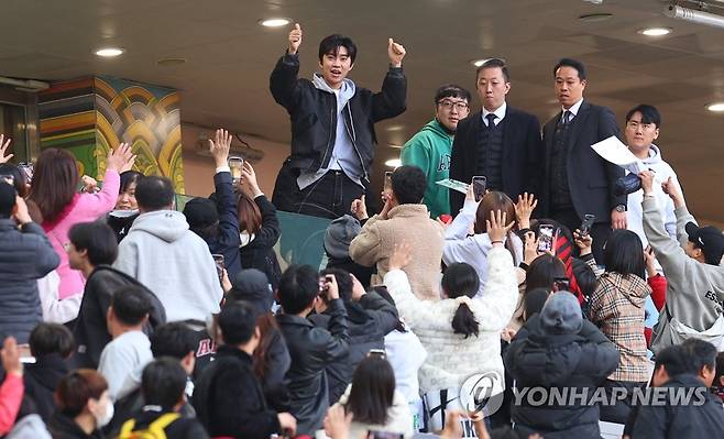 팬들에게 인사하는 임영웅 (서울=연합뉴스) 김도훈 기자 = 8일 오후 서울월드컵경기장에서 열린 2023 프로축구 K리그1 대구FC와 FC서울의 경기가 끝난 뒤 임영웅이 팬들에게 인사하며 경기장을 나서고 있다.
    이날 임영웅은 시축자로 경기장을 찾았으며 이날 경기에는 4만5007명의 관중이 찾아 코로나19 이후 한국스포츠 관중 수 최다를 기록했다. 2023.4.8 superdoo82@yna.co.kr