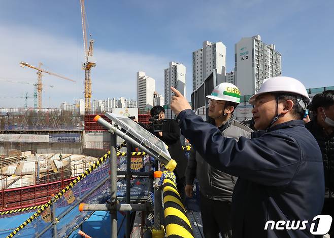 원희룡 국토교통부 장관이 14일 서울 동대문구 한 주택재건축현장에서 타워크레인 업무 및 건설현장 불법행위 특별점검을 하고 있다. 2023.3.14/뉴스1 ⓒ News1 송원영 기자