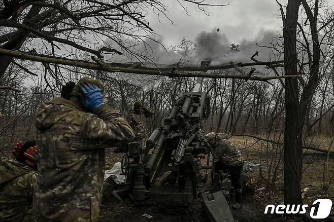 155mm ㅡ777 곡사포 포병 무기를 발포하는 우크라이나 군인 ⓒ AFP=뉴스1 ⓒ News1 이승아 기자