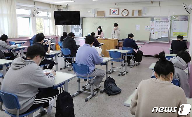 지난 8일 국가공무원 9급 공개경쟁채용 필기시험장이 마련된 서울 서초구 소재 한 학교에서 수험생들이 시험을 준비하고 있다. (인사혁신처 제공) 2023.4.8/뉴스1