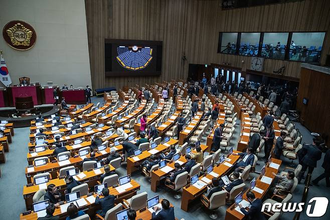 국민의힘 의원들이 30일 오후 서울 여의도 국회에서 열린 제404회 국회(임시회) 제2차 본회의에서 방송통신위원회 최민희 위원 추천안 투표를 진행되자 본회의장을 나서고 있다. 2023.3.30/뉴스1 ⓒ News1 이재명 기자