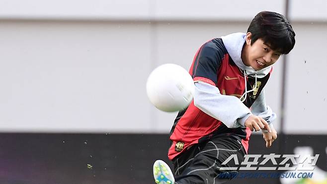 8일 오후 서울 상암동 서울월드컵경기장에서 FC 서울과 대구 FC의 K리그1 2023 6라운드 경기가 열렸다. 경기장을 찾은 가수 임영웅이 시축을 하고 있다. 상암=송정헌 기자songs@sportschosun.com