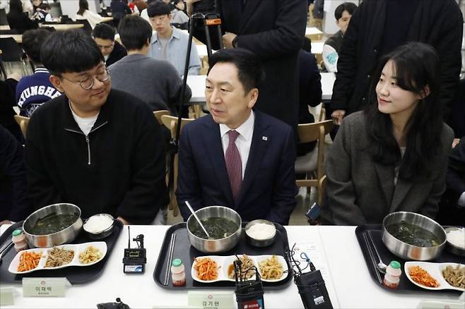 김기현 국민의힘 대표가 28일 오전 서울 동대문구 경희대학교 푸른솔문화관 학생식당을 찾아 '1000원 아침밥'을 먹으며 학생들과 대화하고 있다. 김 대표는 외부인 식권(4,000원)을 구매해 식사했다. 2023.3.28 [공동취재] [이미지출처=연합뉴스]