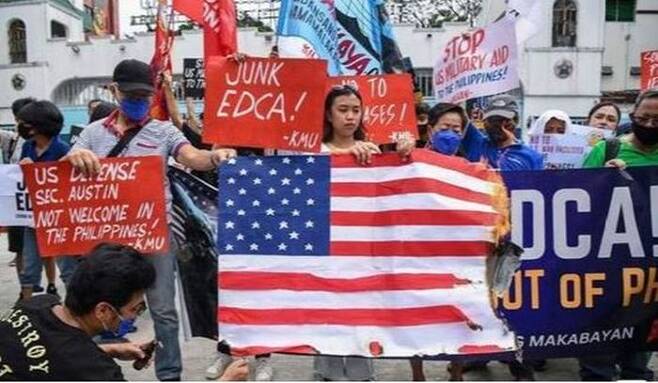 지난 2월 2일 필리핀 마닐라 인근 캐손시티에 있는 필리핀 육군본부 앞에서 시민들이 미군기지 추가 제공에 반대하는 시위를 벌이고 있다. ⓒ AFP/연합뉴스