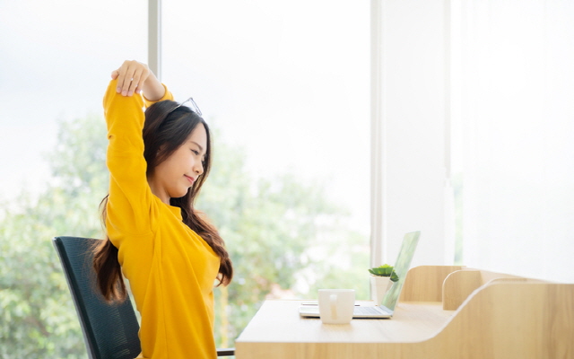 겨드랑이 군살을 제거하기 위해선 팔을 머리 위로 올리는 동작을 수시로 해주는 게 좋으며 딱딱하게 멍울이 잡히는 등의 증상이 있다면 부유방을 의심한다./사진=게티이미지뱅크