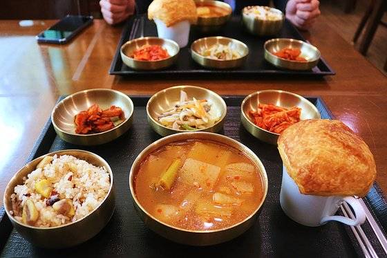 경기 용인 죽전휴게소에 '대구의 맛' 노래와 함께 만나볼 수 있는 따로 국밥. 해당 메뉴는 영양밥과 따로국밥을 함께 즐길 수 있는 '용인 특산품 영양밥 정식'이다. [사진 대구시]