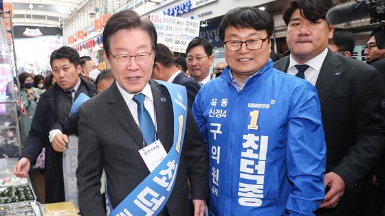 민주당 이재명 대표가 울산시 남구 수암시장에서 울산 남구 나 기초의원 보궐선거에 출마한 최덕종 후보 지원 유세를 하고 있는 모습. 연합뉴스