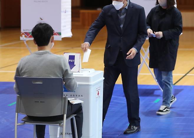 재보궐선거일인 지난 5일 오전 울산시 남구 옥동 제3투표소가 마련된 신정중학교 체육관에서 유권자들이 투표하고 있다. 연합뉴스