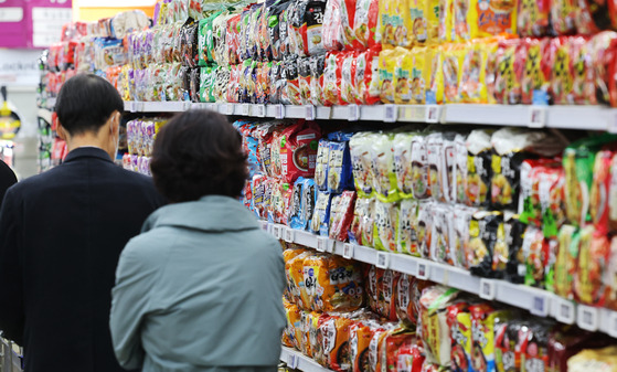 Korea's instant noodle exports reached a record high of $208 million for the first quarter, according to preliminary data by the Korea Customs Service and Korea Agro-Fisheries & Food Trade Corporation on Sunday. The figure is up 14.3 percent from a year earlier. Above, people shop for instant noodles at a mart in southern Seoul on Sunday.