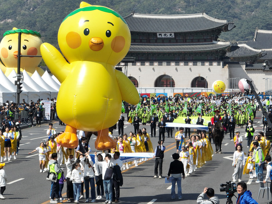 An Easter parade is held in Gwanghwamun in front of Gyeongbok Palace on Sunday. According to the parade organizers, the United Christian Churches of Korea, a marching band, horses and a group of unicycles participated. [YONHAP]