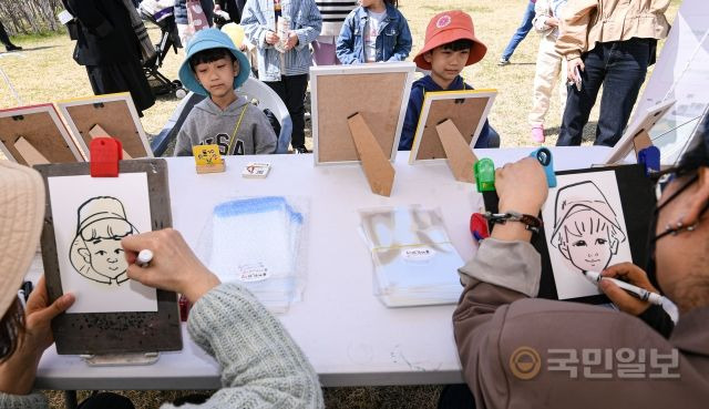 9일 서울 여의도 국회에서 열린 국회 개방행사 '국회의 봄, 희망을 피우다'를 찾은 어린이들이 캐리커처 체험을 하고 있다.