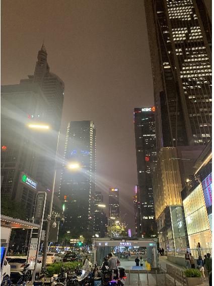고층 빌딩들이 즐비한 선전시 중심가의 야경을 바라보고 있자니 수도 베이징과 비교해도 전혀 손색이 없다. / 사진 = 지난달 31일 MBN 촬영